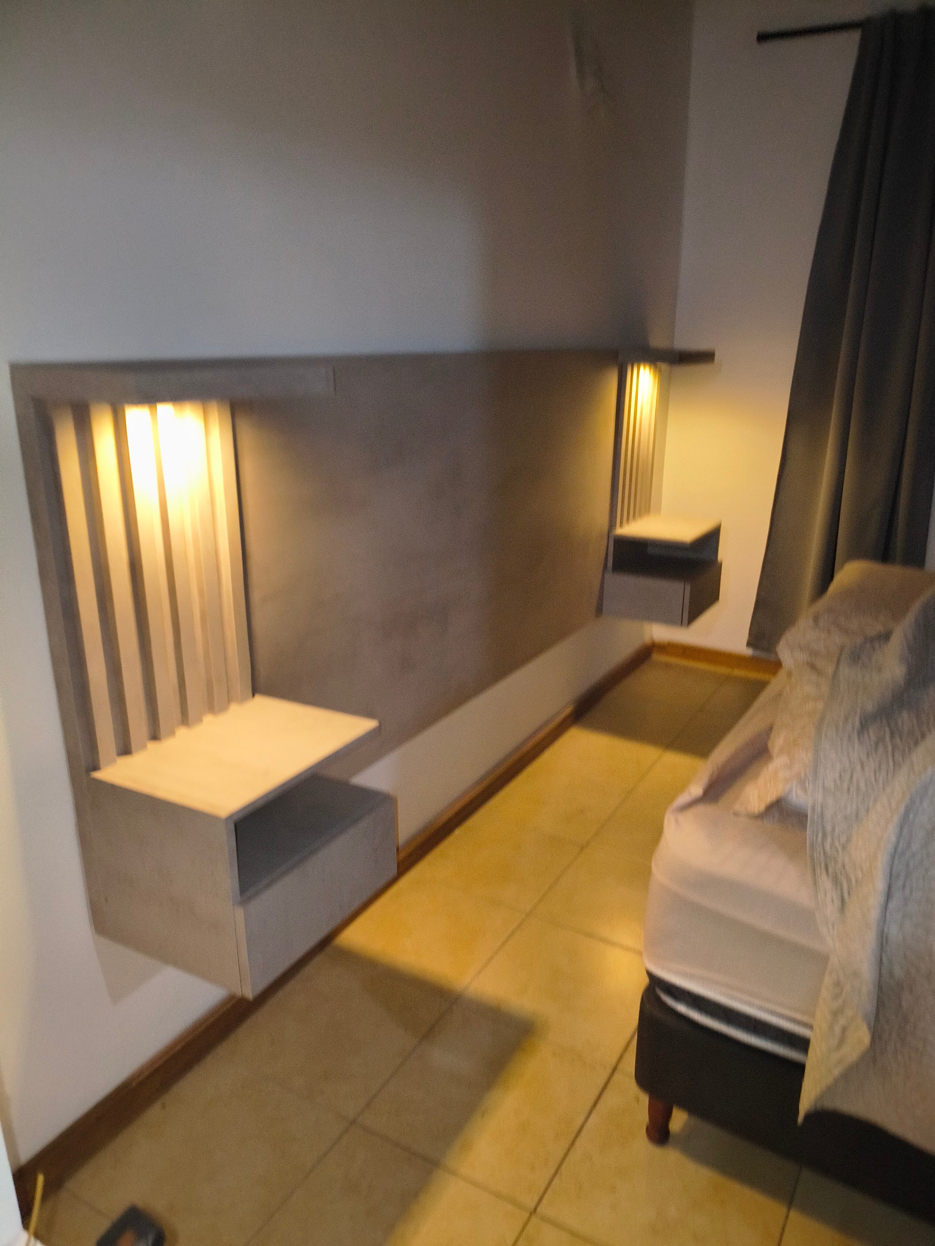 Respaldo de Cama Nórdico mas estantes con Luces LED y Mesas de Luz Flotantes